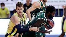 Jan Veselý (vlevo) z Fenerbahce fauluje Howarda Sant-Roose z Panathinaikosu. Jan Veselý (vlevo) z Fenerbahce fauluje Howarda Sant-Roose z Panathinaikosu.