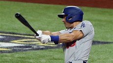 Austin Barnes z Los Angeles Dodgers odpaluje homerun ve tetím zápase s Tampa...