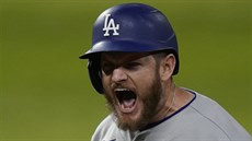 Max Muncy z Los Angeles Dodgers se raduje bhem tvrtého zápasu s Tampa Bay...