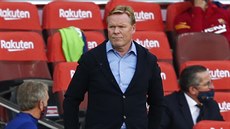 Mrzutý trenér Ronald Koeman sleduje zápas své FC Barcelona s Realem Madrid. Mrzutý trenér Ronald Koeman sleduje zápas své FC Barcelona s Realem Madrid.