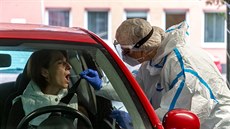 Zdravotnice odebírá vzorek na odběrovém místě v karvinské nemocnici (23. října... Zdravotnice odebírá vzorek na odběrovém místě v karvinské nemocnici (23. října...