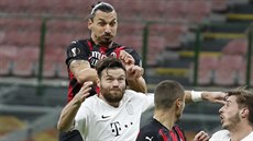 Sparťanský stoper Ondřej Čelůstka v hlavičkovém souboji se Zlatanem... Sparťanský stoper Ondřej Čelůstka v hlavičkovém souboji se Zlatanem...