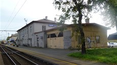 V roce 1897 byla z jižní strany přistavěna přízemní čekárna s dřevěnou verandou. V roce 1897 byla z jižní strany přistavěna přízemní čekárna s dřevěnou verandou.