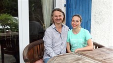 Ve volném čase Tereza a Ivan rádi sedí na terase. Když zrovna prší, vysunou... Ve volném čase Tereza a Ivan rádi sedí na terase. Když zrovna prší, vysunou...