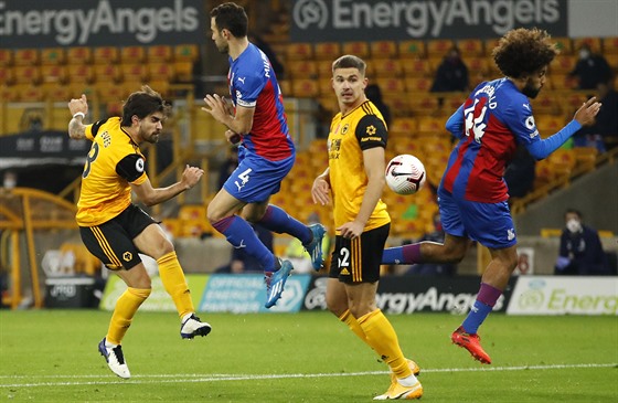 Ruben Neves (vlevo) z Wolverhamptonu stílí na branku Crystal Palace.