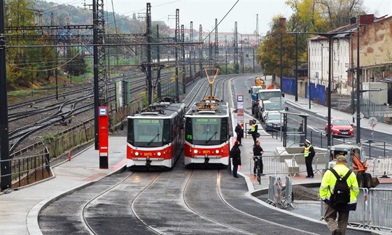 Zrekonstruované koleje v Nádraní ulici s pipravenou odbokou na Dvorecký most