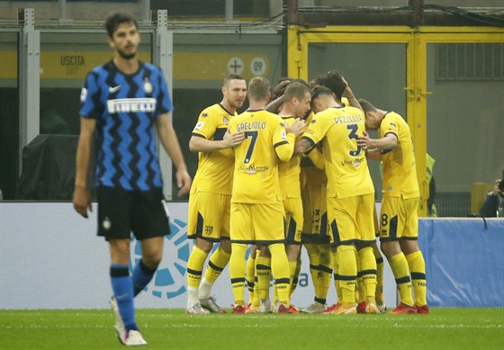 Fotbalisté Parmy se radují z druhého gólu v zápase s Interem Milán.