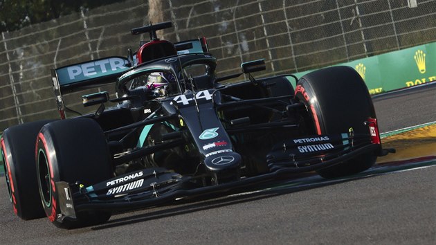 Lewis Hamilton z Mecedesu v kvalifikaci na Velkou cenu Emilie-Romagny v Imole.