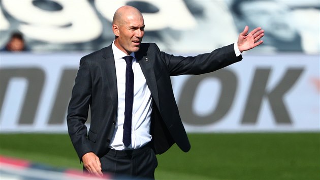 Zinedine Zidane, trenr fotbalist Realu Madrid, bhem utkn s Huescou.