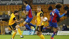 Ruben Neves (vlevo) z Wolverhamptonu střílí na branku Crystal Palace. Ruben Neves (vlevo) z Wolverhamptonu střílí na branku Crystal Palace.