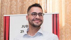Mezi pytláky a pašeráky, jimž vládne pověstný čarostřelec Tapper, a do... Mezi pytláky a pašeráky, jimž vládne pověstný čarostřelec Tapper, a do...