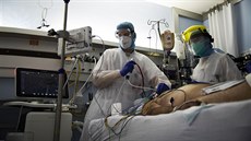 Belgičtí lékaři pečují o pacienta s koronavirem. (27. října 2020) Belgičtí lékaři pečují o pacienta s koronavirem. (27. října 2020)