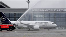 Nové berlínské letiště Willyho Brandta. Hasiči vítají letadlo aerolinek... Nové berlínské letiště Willyho Brandta. Hasiči vítají letadlo aerolinek...