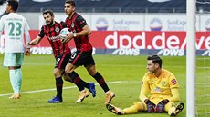 André Silva z Frankfurtu (s míčem) oslavuje vyrovnávací gól do sítě Brém,... André Silva z Frankfurtu (s míčem) oslavuje vyrovnávací gól do sítě Brém,...