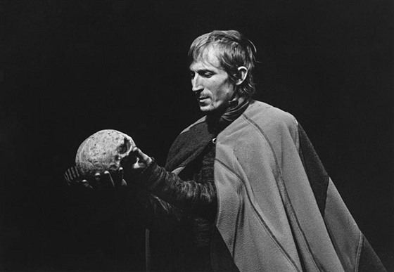 Vladimír Javorský jako Hamlet v inscenaci Iva Krobota z roku 1999