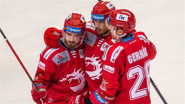 Hráči Třince se radují, zleva Filip Zadina, Matěj Stránský a Martin Gernát. Hráči Třince se radují, zleva Filip Zadina, Matěj Stránský a Martin Gernát.
