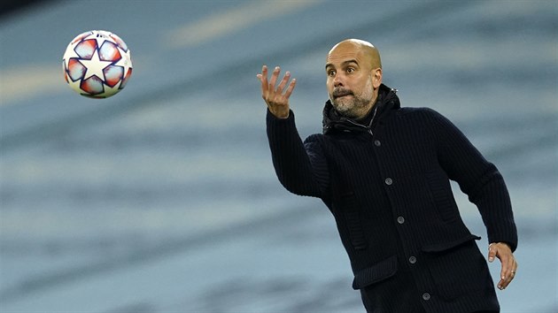 CHYTEJ. Pep Guardiola, trenér Manchesteru City, hází míč. CHYTEJ. Pep Guardiola, trenér Manchesteru City, hází míč.