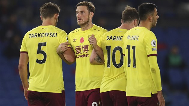 Chris Wood z Burnley pomáhá postavit zeď. Chris Wood z Burnley pomáhá postavit zeď.