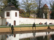 Tomáš Holub navrhl lavičky přímo nad vodou u Biskupské zahrady. Tomáš Holub navrhl lavičky přímo nad vodou u Biskupské zahrady.