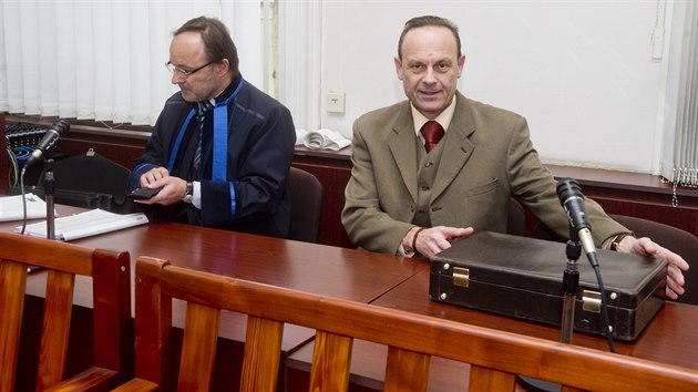 Zdenk Mezera (vpravo) se svm obhjcem u Mstskho soudu v Praze (11. prosince 2015)