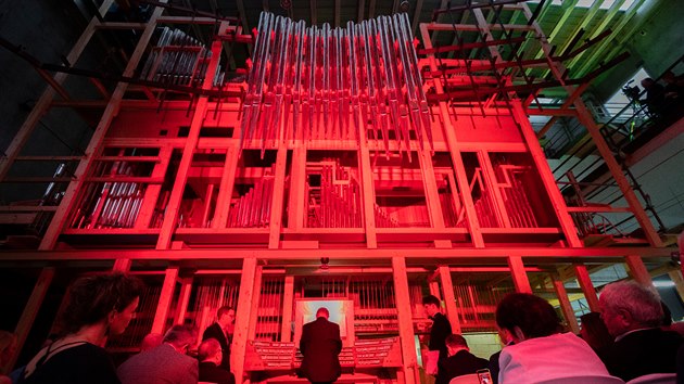 Premirov koncert varhan vyrobench pro svatovtskou katedrlu probhl jet v El Papiolu. Hrl na n varhank Josef Kica (5. listopadu 2020)