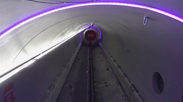 Systmem vysokorychlostn dopravy potrubm spolenosti Virgin Hyperloop podnikatele Richarda Bransona dokonili jzdu prvn lid.