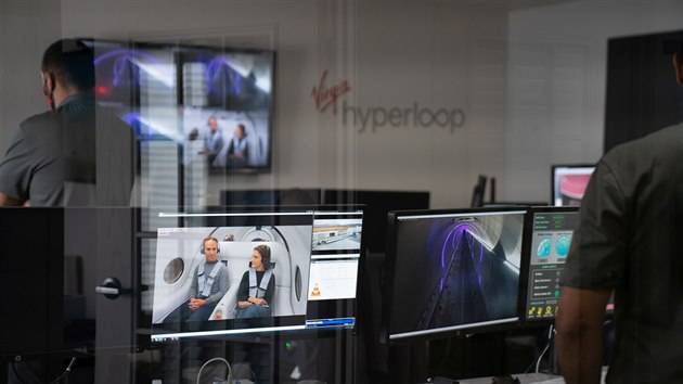 Systmem vysokorychlostn dopravy potrubm spolenosti Virgin Hyperloop podnikatele Richarda Bransona dokonili jzdu prvn lid.