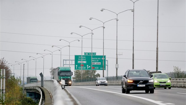 Dálniční most na úseku D1 mezi sjezdy 194 a 196 se bude bourat a bude se stavět nový. Dálnice se bude rozšiřovat na šest pruhů. Most vede nad kolejemi.