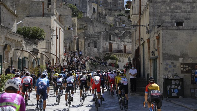 POHDKOV MATERA. Cyklist vyr z Matery do 7. etapy Gira.