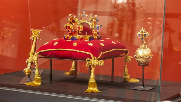 Uzavřená divadla či muzea zvou k alespoň virtuální návštěvě. „Zajít“ si lze třeba na výstavu kopií českých korunovačních klenotů a dalších cenností.