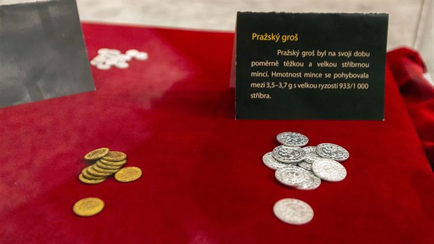 Uzavřená divadla či muzea zvou k alespoň virtuální návštěvě. „Zajít“ si lze třeba na výstavu kopií českých korunovačních klenotů a dalších cenností.