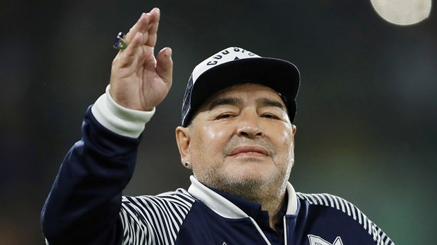 Diego Maradona zdrav fandy argentinskho celku Gimnasia y Esgrima.