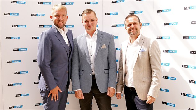 Marek Kindernay (uprosted), f O2 TV Sport, vlevo modertor Libor Bouek, vpravo pak komenttor Petr Svcen.