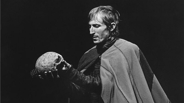 Vladimr Javorsk jako Hamlet v inscenaci Iva Krobota z roku 1999