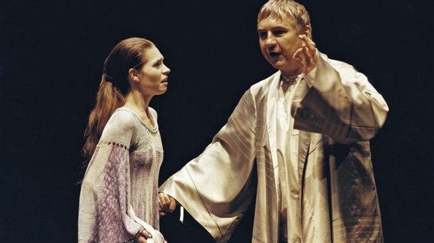Kateina Winterov a Miroslav Donutil v Krobotov inscenaci Hamleta z roku 1999