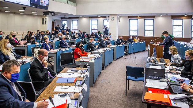 Krajt zastupitel se seli na ustavujcm zasedn v Hradci Krlov (2. 11. 2020).