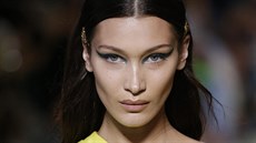 Modelka Bella Hadid je velkou propagátorkou líčení ve stylu Foxy Eyes. Modelka Bella Hadid je velkou propagátorkou líčení ve stylu Foxy Eyes.