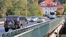 Dvorský most pes eku Ohi v Karlových Varech spojuje ulici Kpt. Jaroe s...
