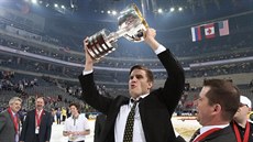Bayne Pettinger se staral o rodiny hráčů v Hockey Canada. Dnes je hráčským... Bayne Pettinger se staral o rodiny hráčů v Hockey Canada. Dnes je hráčským...