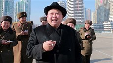 Severokorejský vůdce Kim Čong-un s cigaretou v ruce na snímku z roku 2017. Severokorejský vůdce Kim Čong-un s cigaretou v ruce na snímku z roku 2017.