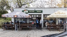 Otevřená zahrádku baru u Olšanských hřbitovů v Praze. (2. listopadu 2020) Otevřená zahrádku baru u Olšanských hřbitovů v Praze. (2. listopadu 2020)