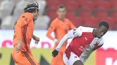 Slávistický útočník Abdallah Sima se snaží projít s míčem okolo Alekseie... Slávistický útočník Abdallah Sima se snaží projít s míčem okolo Alekseie...