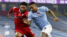 Joe Gomez z Liverpoolu (vlevo) se snaží zastavit průnik Gabriela Jesuse z... Joe Gomez z Liverpoolu (vlevo) se snaží zastavit průnik Gabriela Jesuse z...