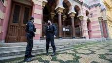 Kvůli pondělnímu útoku mladého islamisty ve Vídni zpřísnila česká policie... Kvůli pondělnímu útoku mladého islamisty ve Vídni zpřísnila česká policie...
