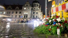 Květiny a svíčky na místě vražedného útoku v německých Drážďanech. Při něm... Květiny a svíčky na místě vražedného útoku v německých Drážďanech. Při něm...