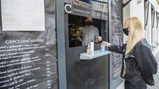 Žena u výdejního okénka restaurace Cobra v pražských Holešovicích. (2.... Žena u výdejního okénka restaurace Cobra v pražských Holešovicích. (2....
