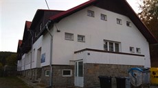 Chatu Mládí tvoří dvě budovy. Stojí poblíž silnice, která stoupá k běžkařskému... Chatu Mládí tvoří dvě budovy. Stojí poblíž silnice, která stoupá k běžkařskému...