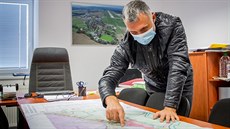 Starosta Plané u Českých Budějovic Tomáš Pintér ukazuje, kudy přes obec vede... Starosta Plané u Českých Budějovic Tomáš Pintér ukazuje, kudy přes obec vede...