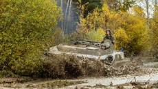 Tanky v hradecké přírodní památce Na Plachtě obnovují přirozené prostředí pro... Tanky v hradecké přírodní památce Na Plachtě obnovují přirozené prostředí pro...
