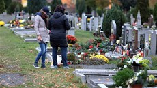 Lidé v rouškách zapalují svíčky na chebském hřbitově v předvečer dušiček... Lidé v rouškách zapalují svíčky na chebském hřbitově v předvečer dušiček...